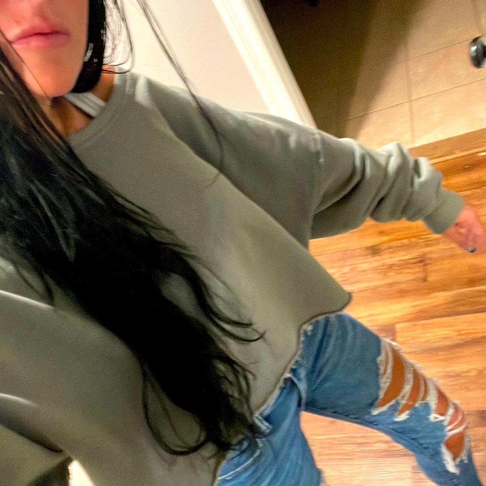 NWOT American eagle crop top THIN SWEATSHIRT vintage olive color. top is comfy
